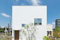 シンプルな四角い外観